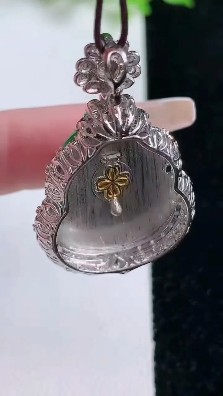 天然A货翡翠葫芦吊坠，尺寸37.4-23.7-12.6，裸石22.7-20.5重量:9.74g
1月17日