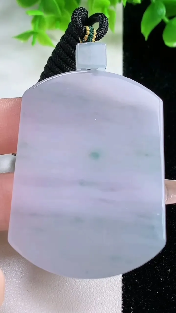 天然A货翡翠冰种紫罗兰飘花无事牌吊坠，尺寸56-41-5.7，重量:45.49g
1月17日