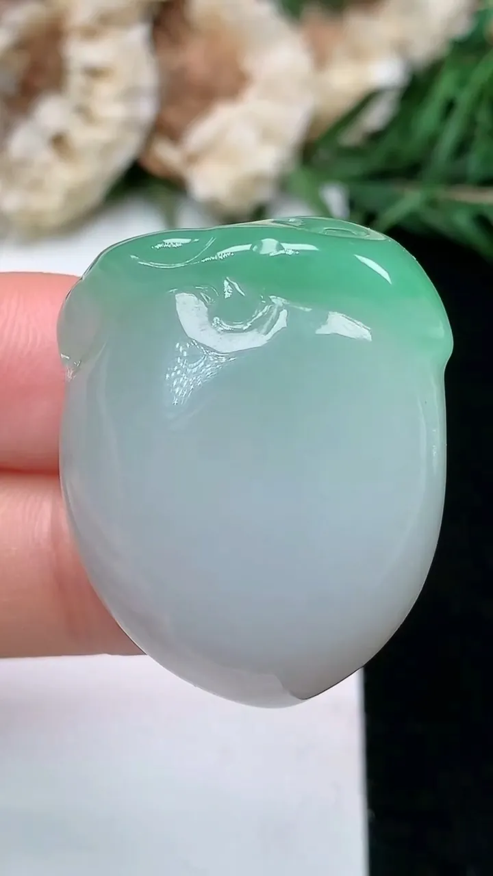 天然A货翡翠寿桃吊坠，尺寸31.2-24-12，重量:20.26g
1月17日