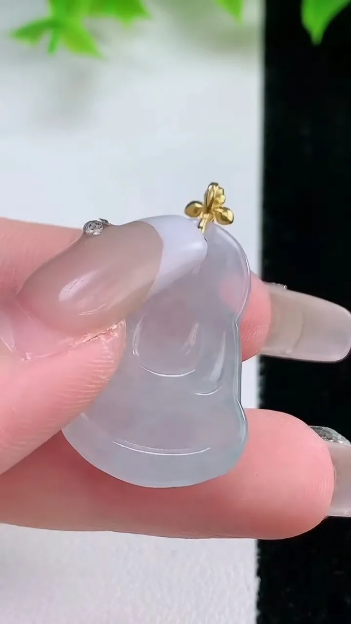 天然A货翡翠种白冰观音菩萨吊坠，尺寸27.8-19.3-3.4，重量:3.74g
1月17日