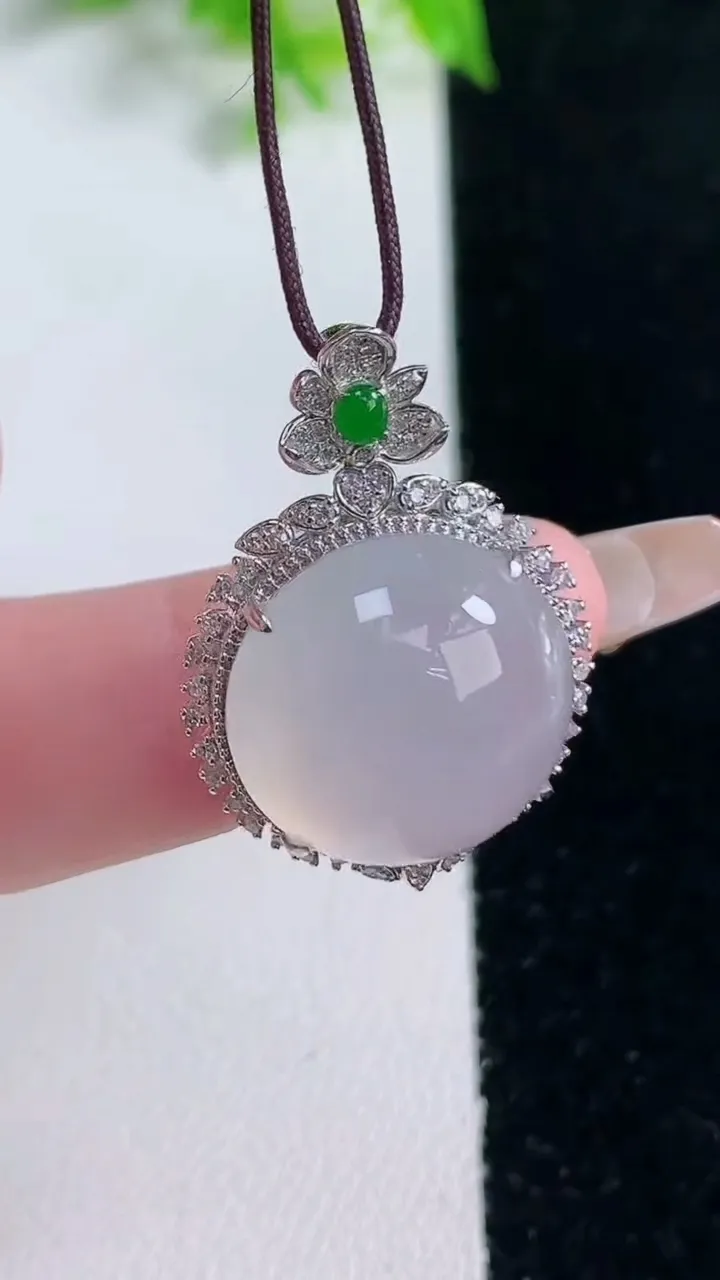 天然A货翡翠种白冰蛋面吊坠，尺寸29.2-19.7-11，裸石16.3重量:5.83g
1月17日