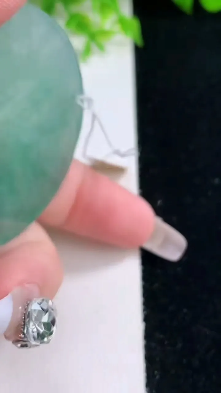 天然A货翡翠观音菩萨吊坠，尺寸51-6.3，重量:36.41g
1月17日