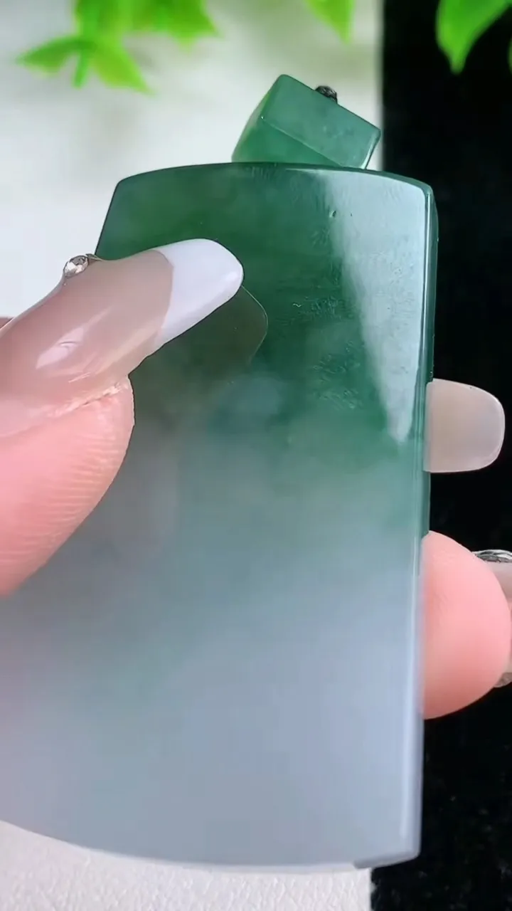 天然A货翡翠无事牌吊坠，尺寸50.7-30.5-5.6，重量:28.34g
1月17日