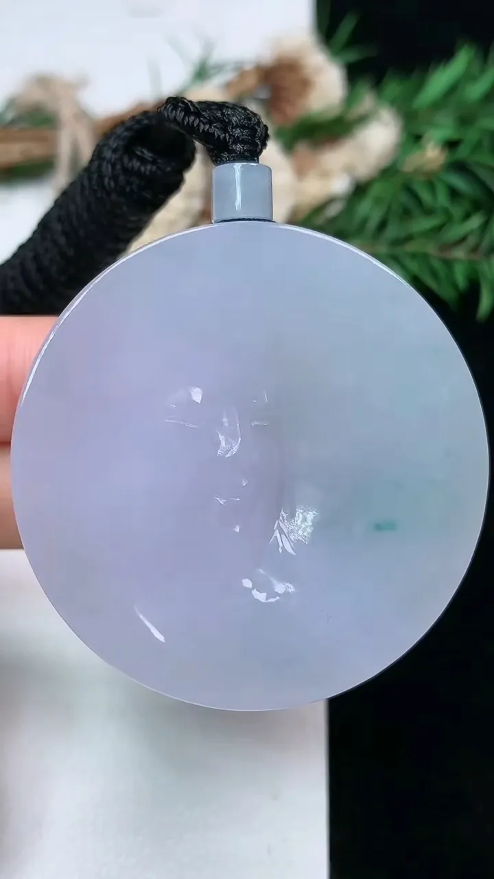 天然A货翡翠飘花佛头吊坠，尺寸46.7-11.9，重量:69.40g
1月17日