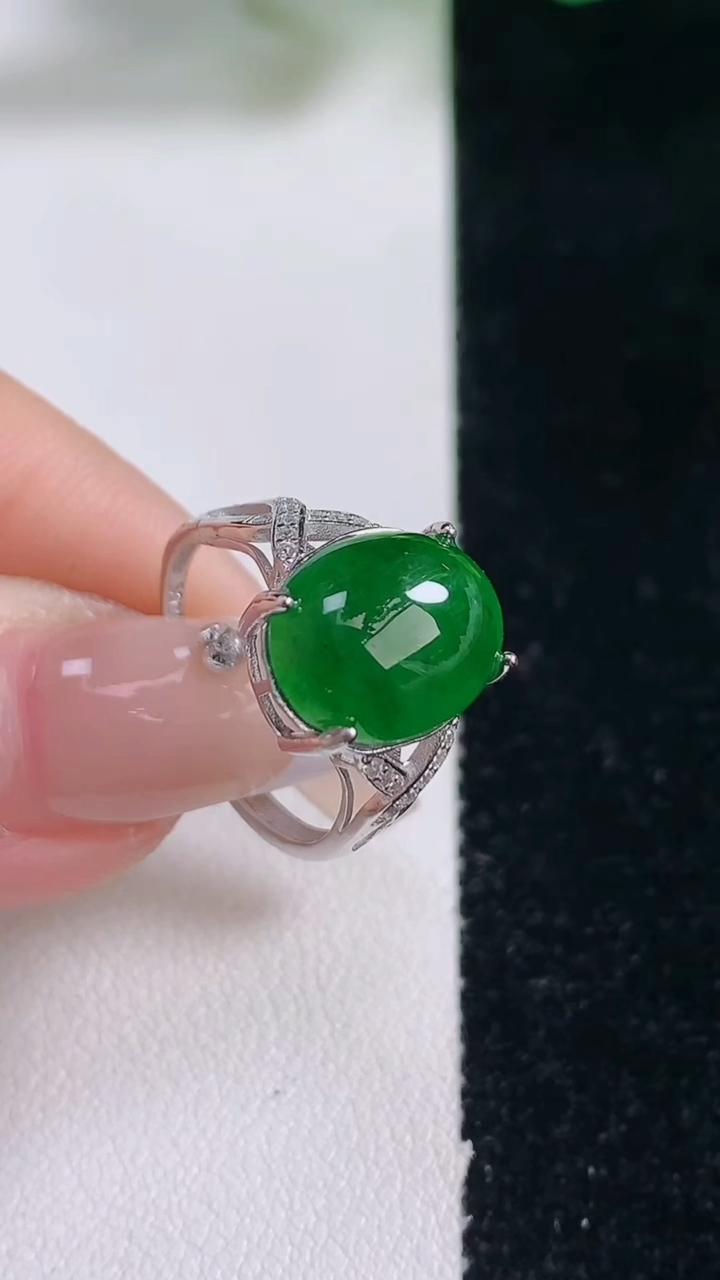 天然A货翡翠蛋面戒指，尺寸12.3-9.6-7.9，重量:2.35g2026年1月17日
工厂直销收