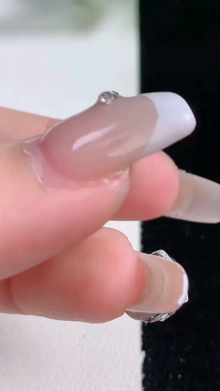 天然A货翡翠葫芦吊坠，尺寸28.2-15.2-9.5，裸石15-11.4重量:3.85g
1月17日