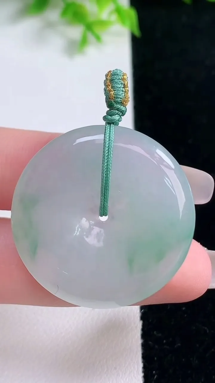 天然A货翡翠平安扣吊坠，尺寸32.2-5.6，重量:13.49g
1月17日