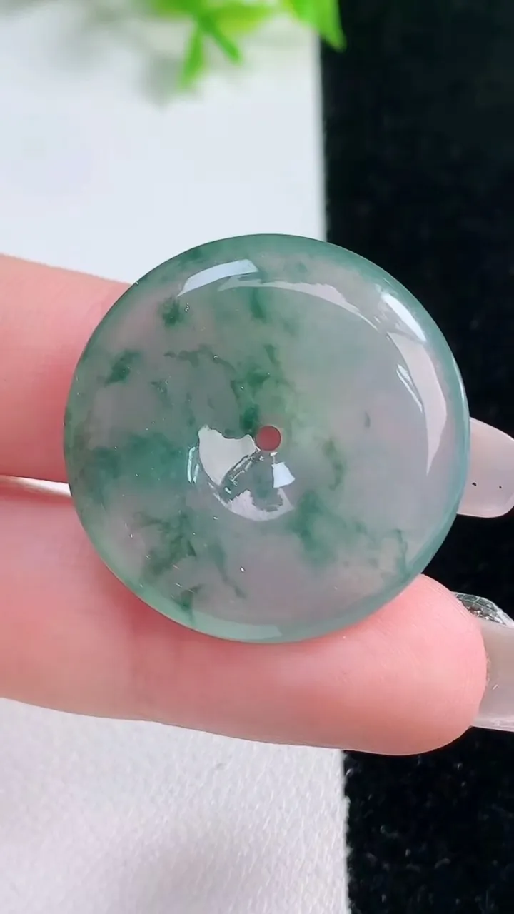 天然A货翡翠冰种飘花平安扣吊坠，尺寸27.7-4.9，重量:9.12g
1月17日