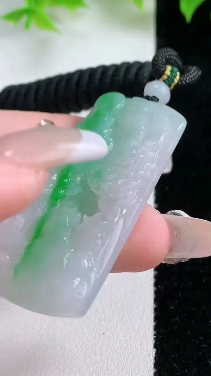 天然A货翡翠山水牌吊坠，尺寸48.7-26.2-4.6，重量:18.88g
1月17日