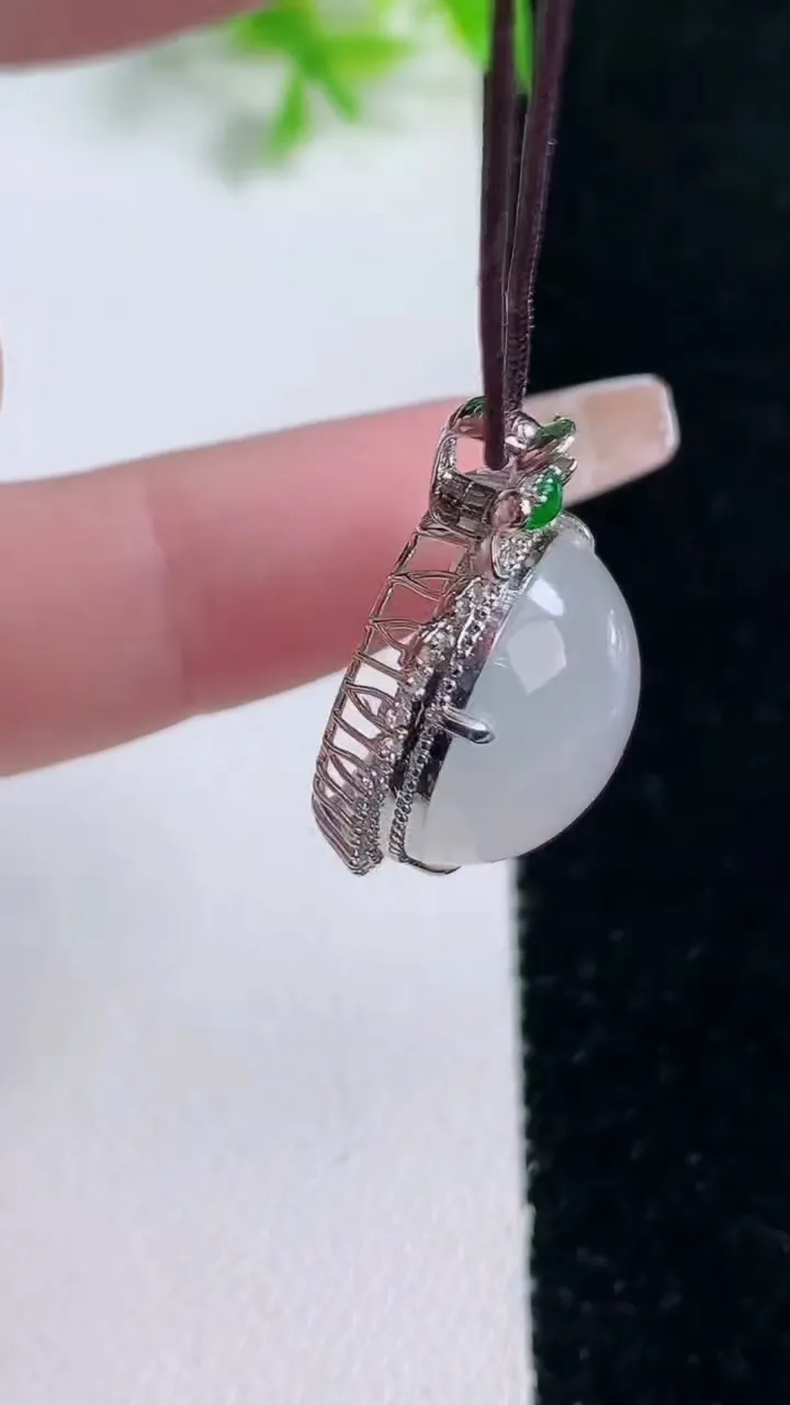 天然A货翡翠种白冰蛋面吊坠，尺寸29.2-19.7-11，裸石16.3重量:5.83g
1月17日