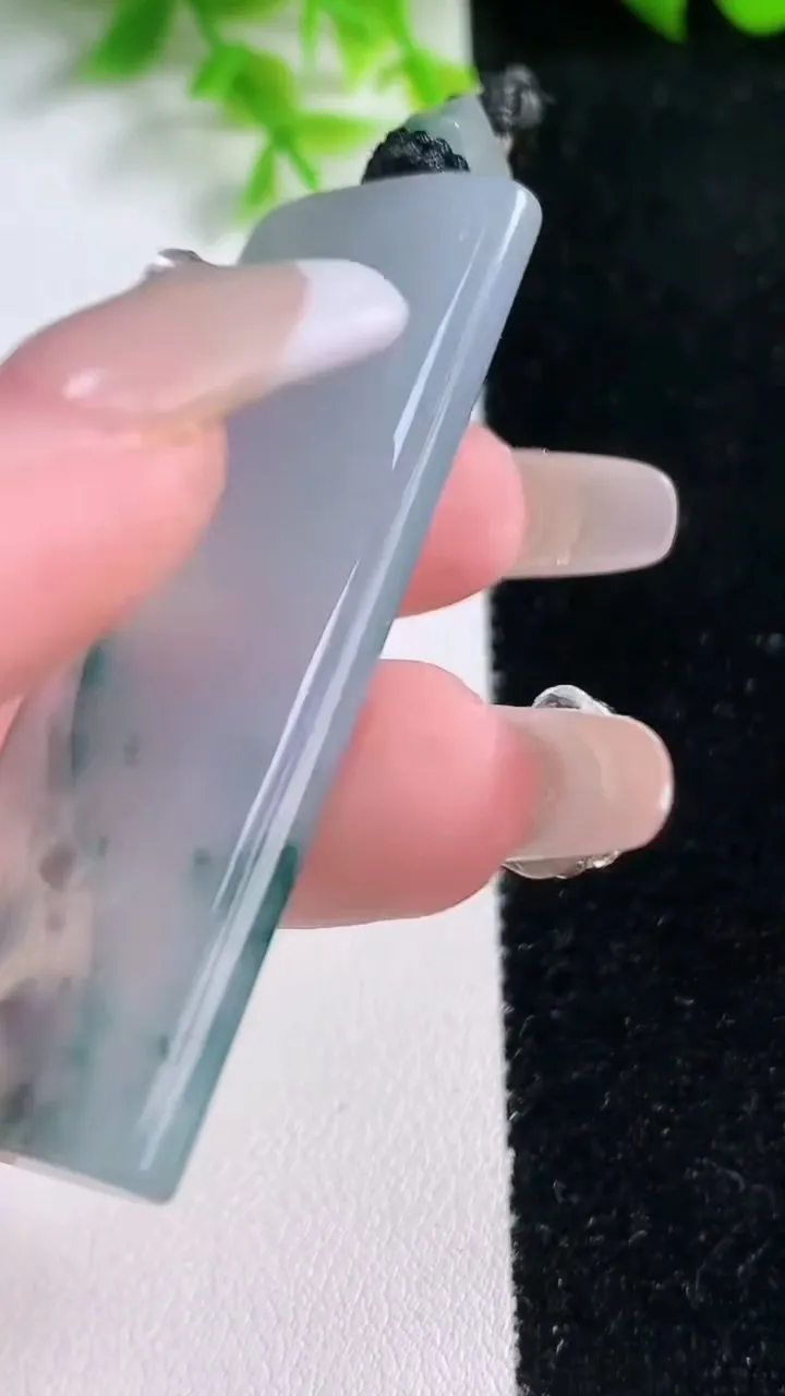 天然A货翡翠种飘花无事牌吊坠，尺寸57.2-23-6.3，重量:28.77g
1月17日