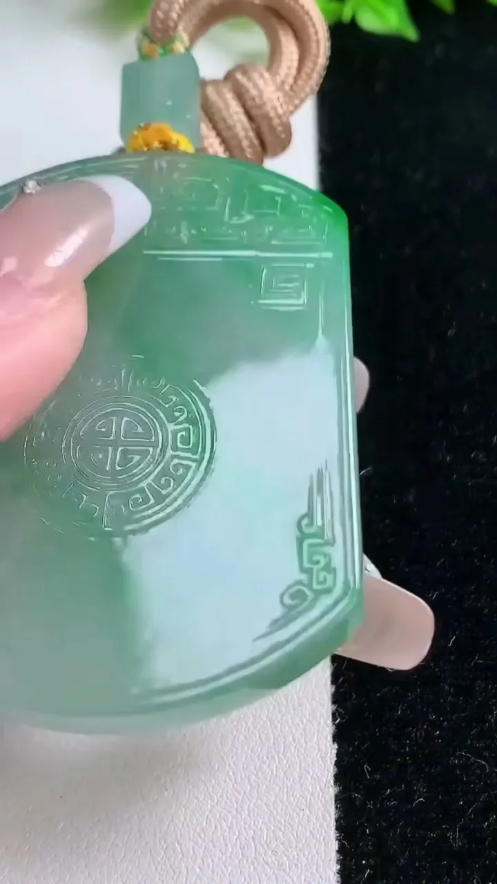 天然A货翡翠仿古无事牌吊坠，尺寸56-43.8-5.6，重量:45.00g
1月17日