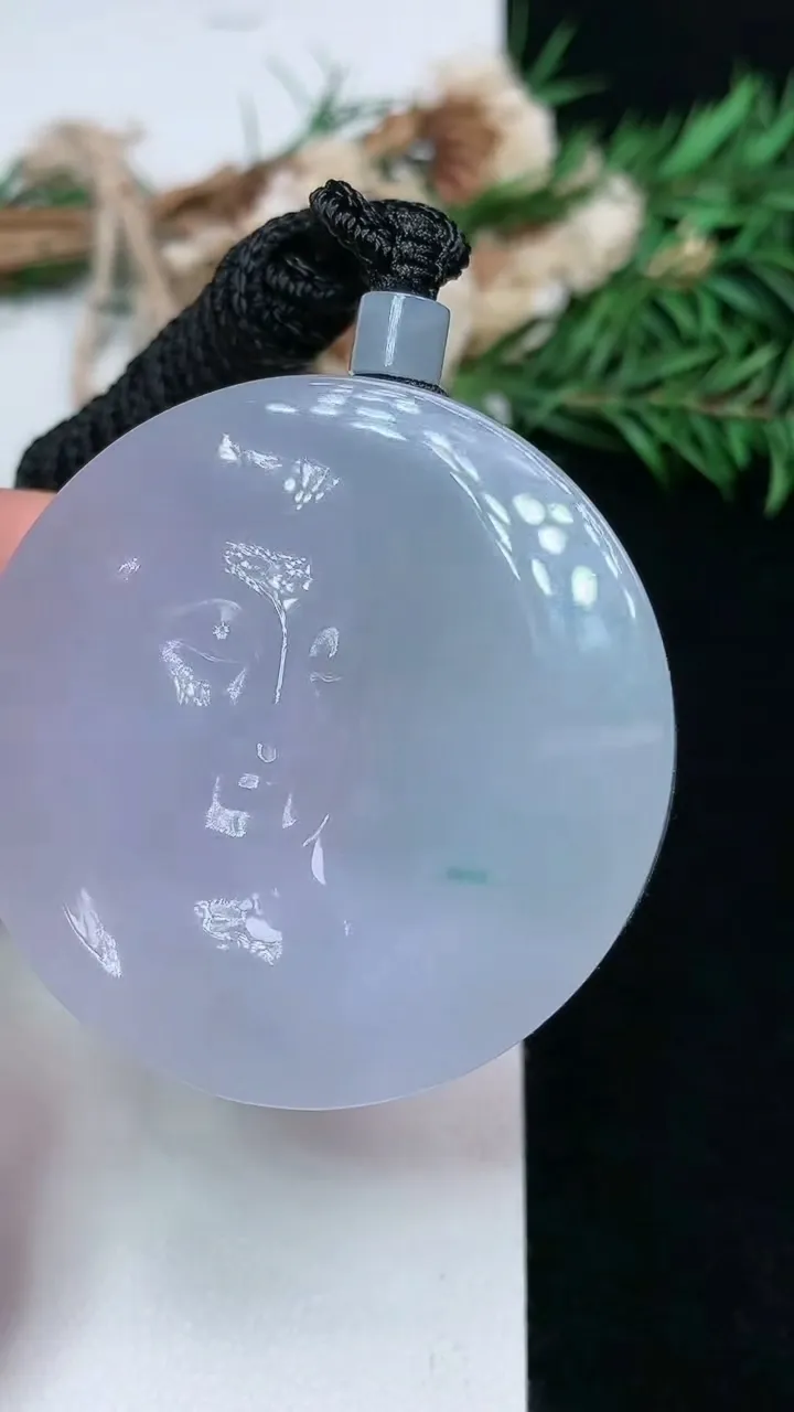 天然A货翡翠飘花佛头吊坠，尺寸46.7-11.9，重量:69.40g
1月17日