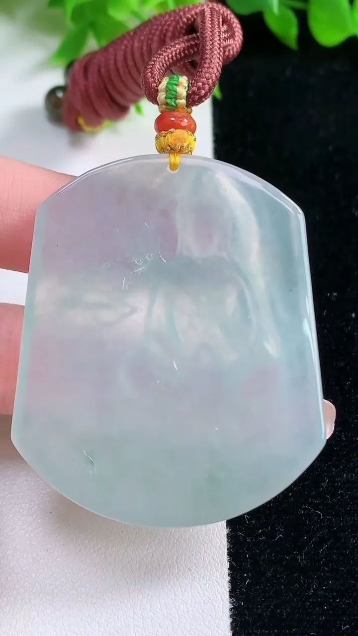 天然A货翡翠种飘花观音菩萨吊坠，尺寸53.5-44.4-5.4，重量:38.06g
1月17日