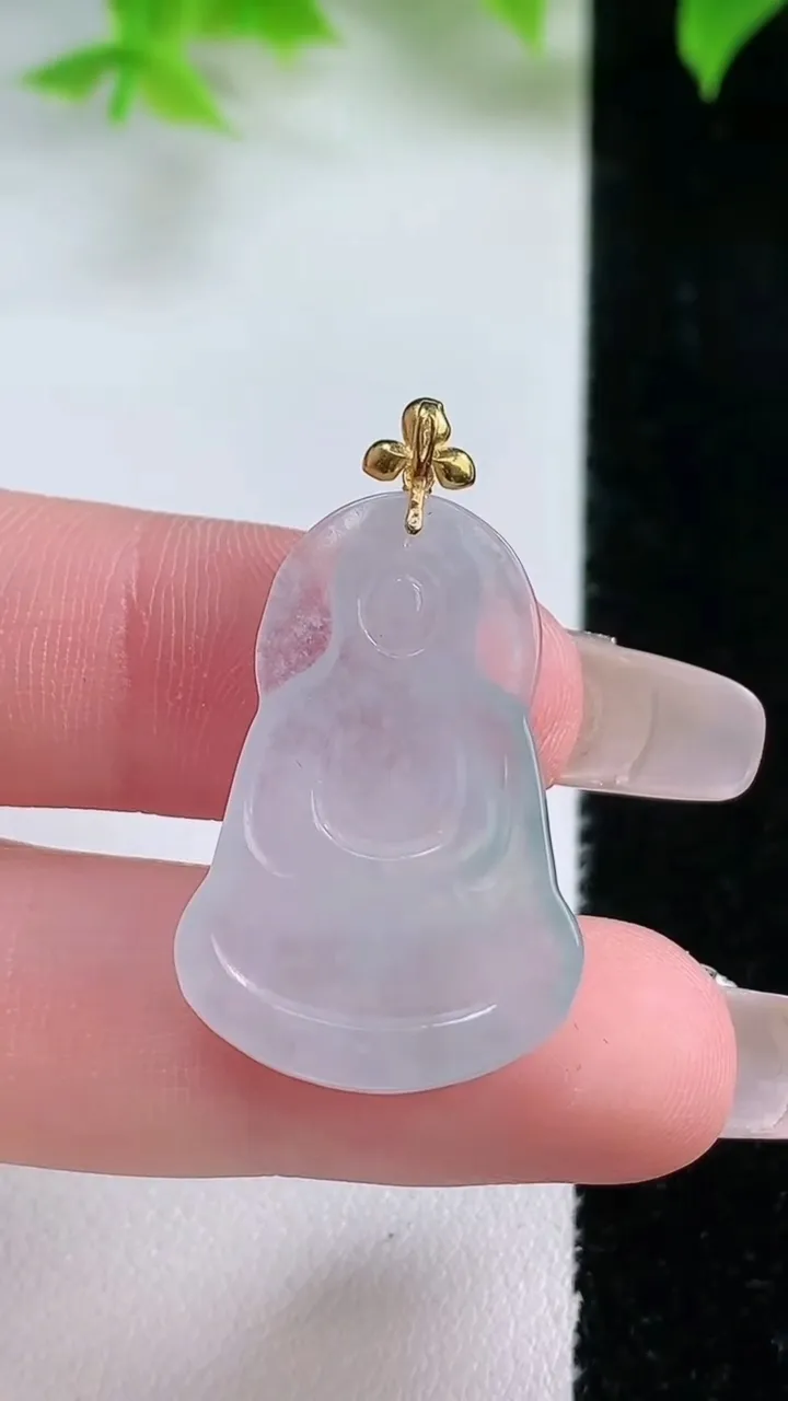 天然A货翡翠种白冰观音菩萨吊坠，尺寸27.8-19.3-3.4，重量:3.74g
1月17日