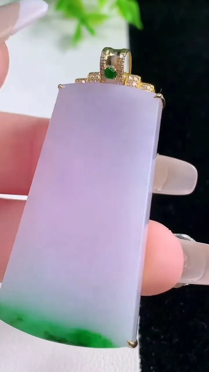 天然A货翡翠无事牌吊坠，尺寸44.6-22.7-6.2，重量:14.59g
1月17日