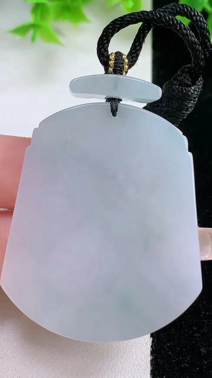 天然A货翡翠冰种飘花仿古无事牌吊坠，尺寸48.7-40.8-6.2，重量:37.11g
1月17日