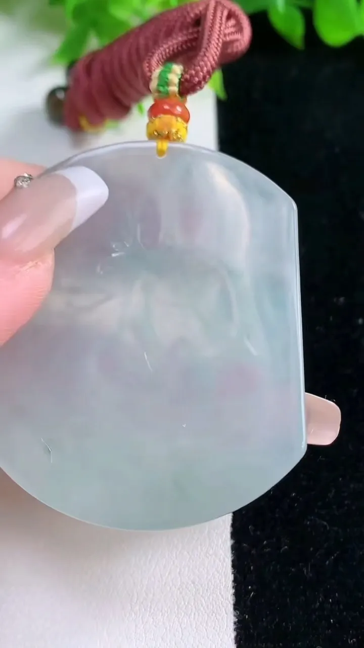 天然A货翡翠种飘花观音菩萨吊坠，尺寸53.5-44.4-5.4，重量:38.06g
1月17日