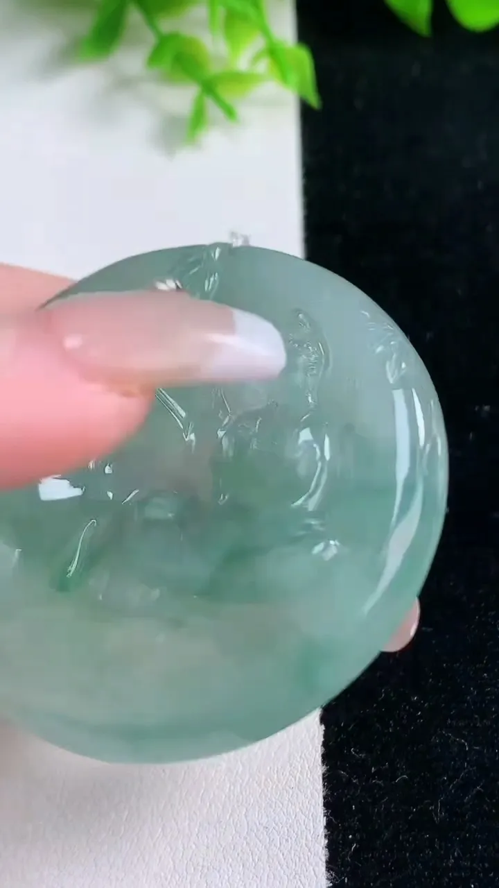 天然A货翡翠观音菩萨吊坠，尺寸51-6.3，重量:36.41g
1月17日