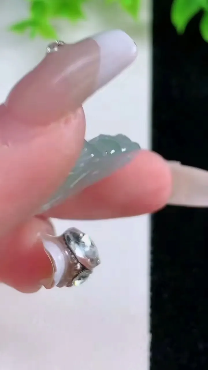 天然A货翡翠佛公吊坠，尺寸24.5-27.6-5.5，重量:5.74g
1月17日