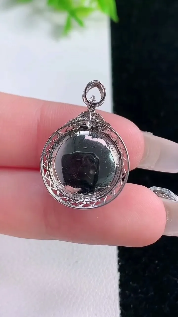 天然A货翡翠平安扣吊坠，尺寸25.3-17.7-5，裸石14.3重量:3.13g
1月17日