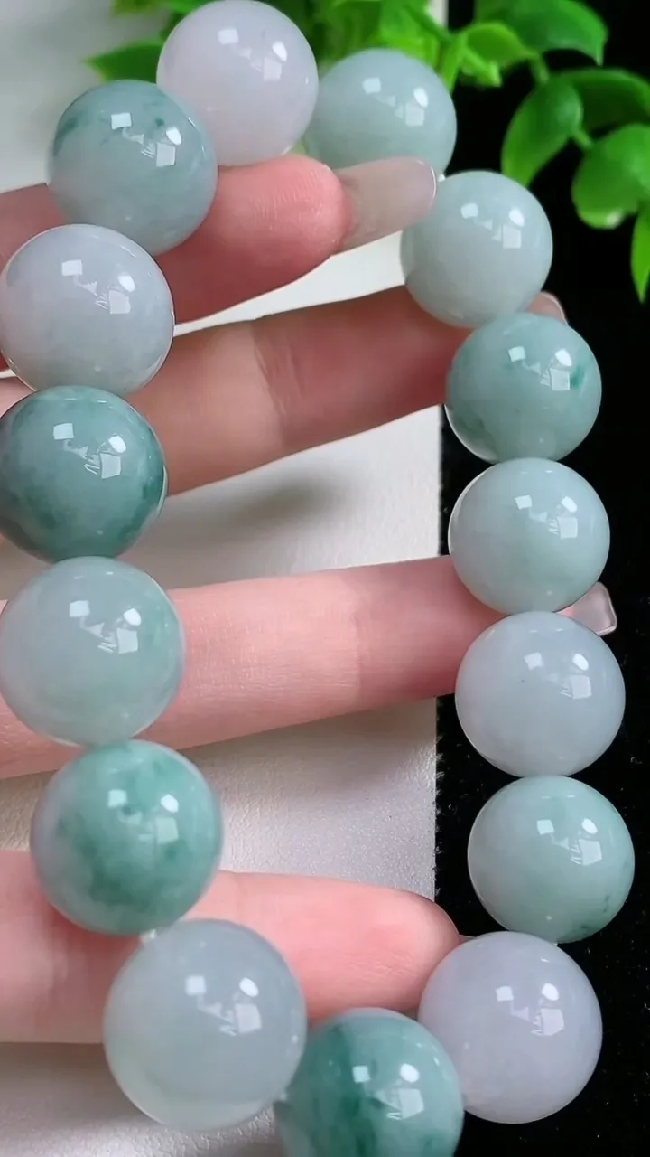 天然A货翡翠飘花圆珠手串，尺寸15.2-15颗，重量:91.76g1月17日
工厂直销收藏佳品,种好水足，色泽均匀，有种有色，上手高大气！