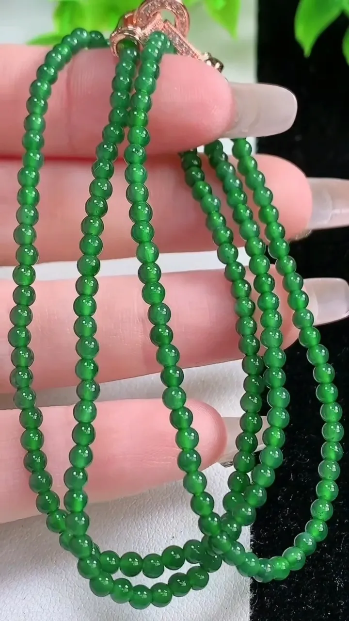 天然A货翡翠小米珠项链，尺寸2.8，重量:9.10g1月17日
工厂直销收藏佳品,种好水足，色泽均匀，有种有色，上手高大气！