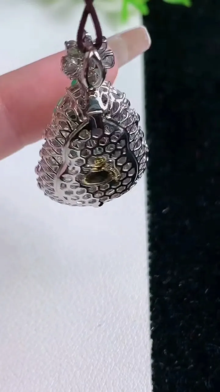 天然A货翡翠葫芦吊坠，尺寸33.5-19.4-12.4，裸石21-14.7重量:7.83g
1月17日