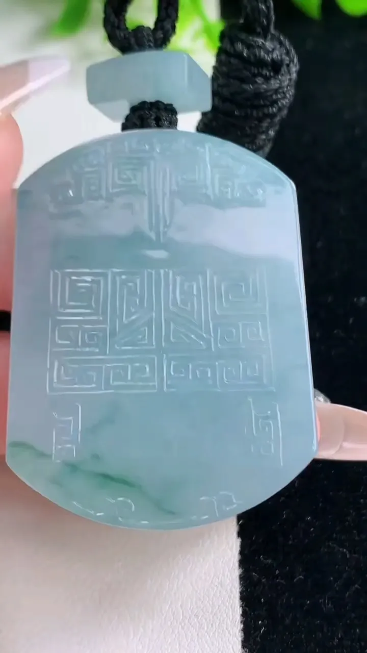 天然A货翡翠种飘花仿古无事牌吊坠，尺寸49.4-36.4-9.4，重量:56.82g
1月17日