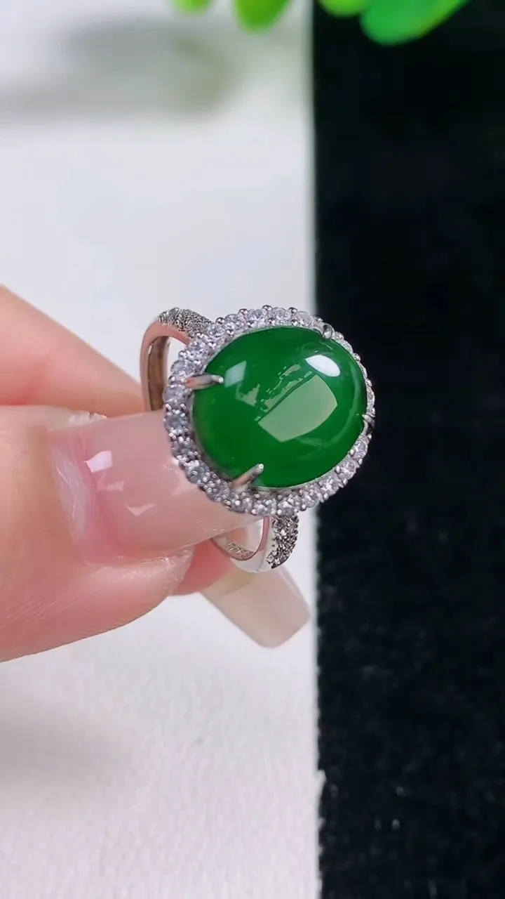 天然A货翡翠蛋面戒指，尺寸12-10-7.3，重量:3.15g2026年1月17日
工厂直销收藏佳品,种好水足，色泽均匀，有种有色，上手高大气！