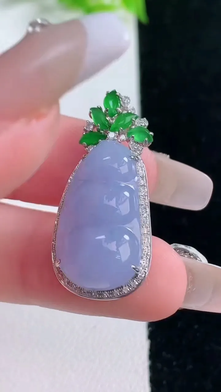 天然A货翡翠18K金紫罗兰福豆吊坠，尺寸32.2-15-7.3，裸石22-12重量:4.09g
1月