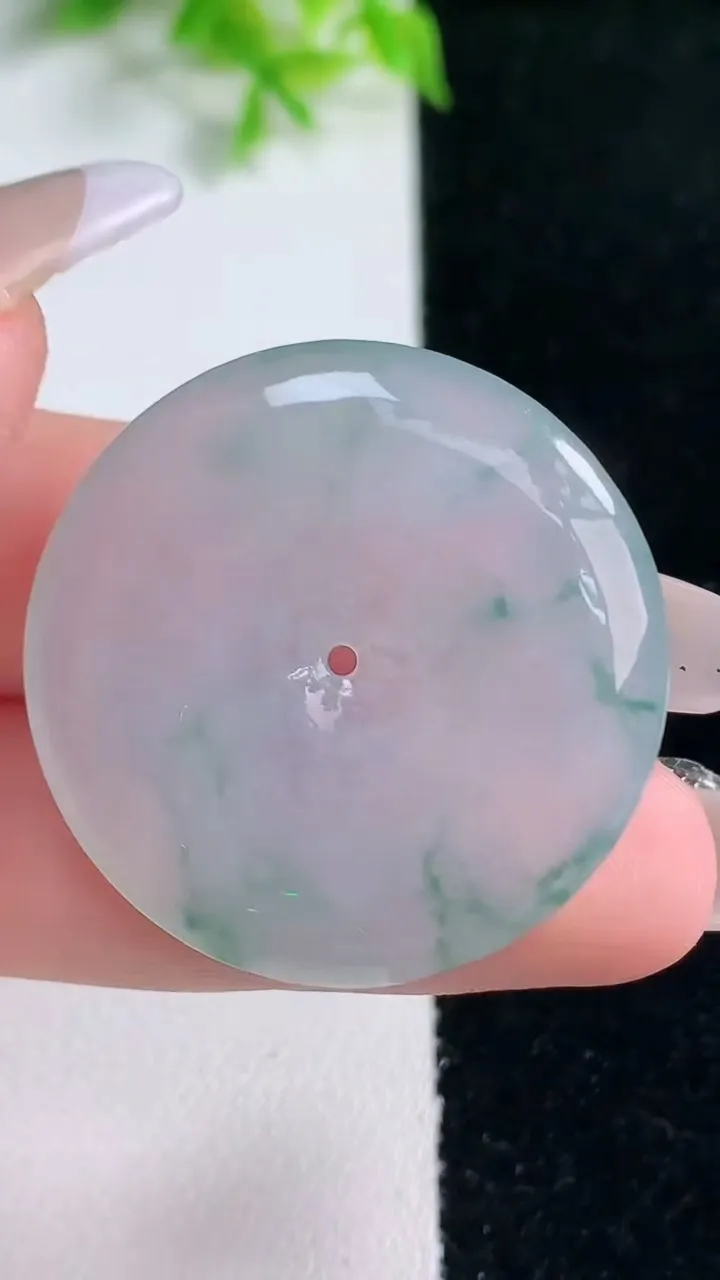 天然A货翡翠冰种飘花平安扣吊坠，尺寸32-5，重量:11.65g
1月17日