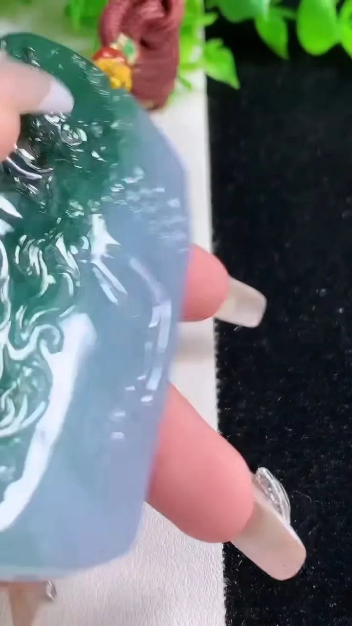 天然A货翡翠不动明王吊坠，尺寸74.8-43.2-10.8，重量:92.50g
1月17日