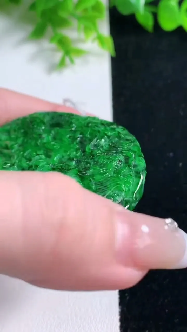 天然A货翡翠九龙至尊 龙牌吊坠，尺寸58-10.7，重量:76.55g
1月17日