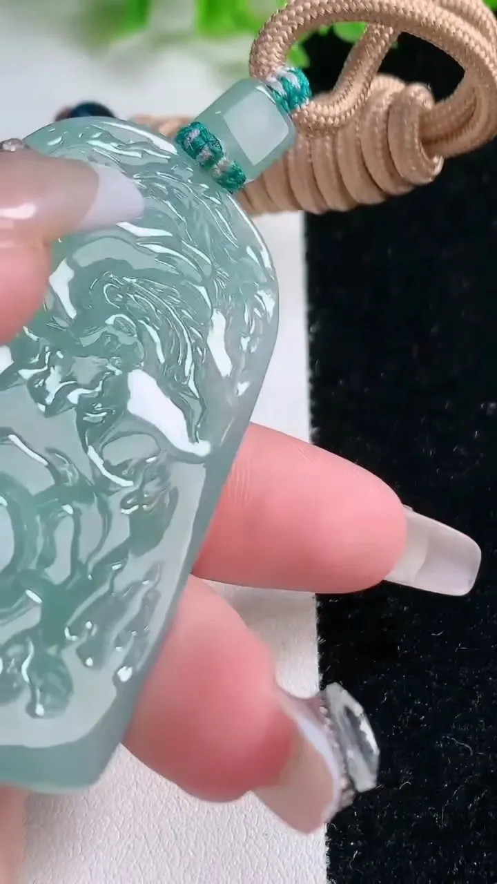 天然A货翡翠千手观音吊坠，尺寸58.4-39.7-11，重量:54.99g
1月17日