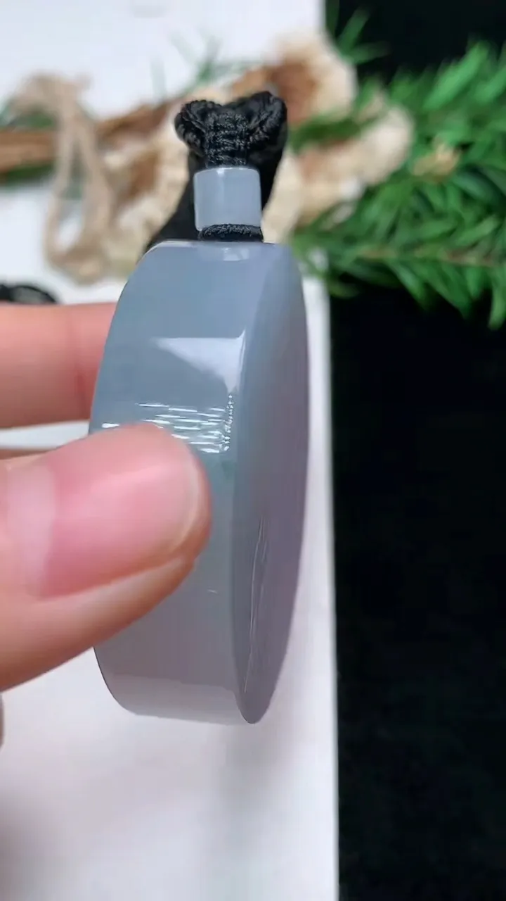 天然A货翡翠飘花佛头吊坠，尺寸46.7-11.9，重量:69.40g
1月17日