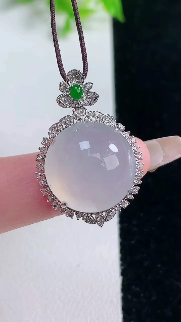 天然A货翡翠种白冰蛋面吊坠，尺寸29.2-19.7-11，裸石16.3重量:5.83g
1月17日