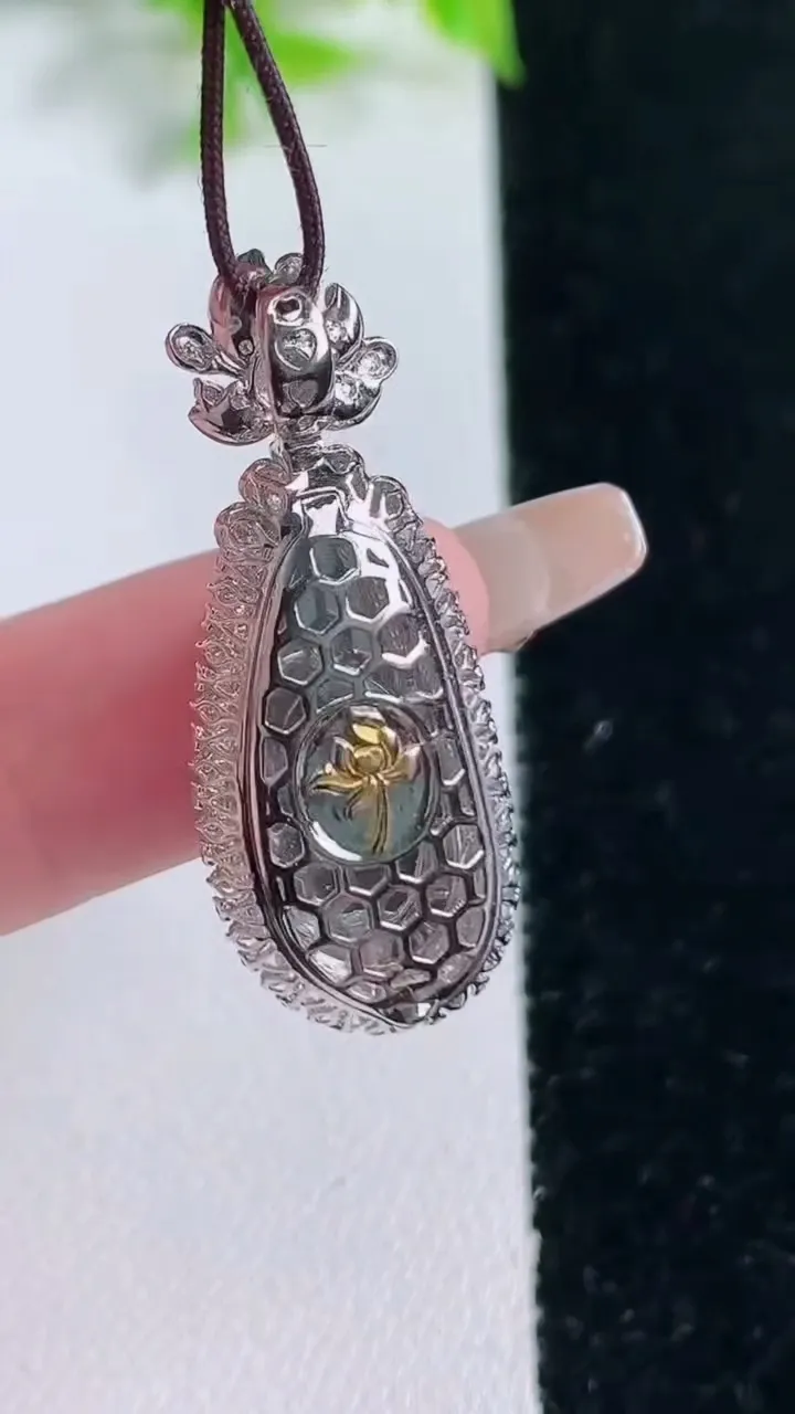 天然A货翡翠福豆吊坠，尺寸32.7-13-7.2，裸石19.6-9重量:3.48g
1月17日