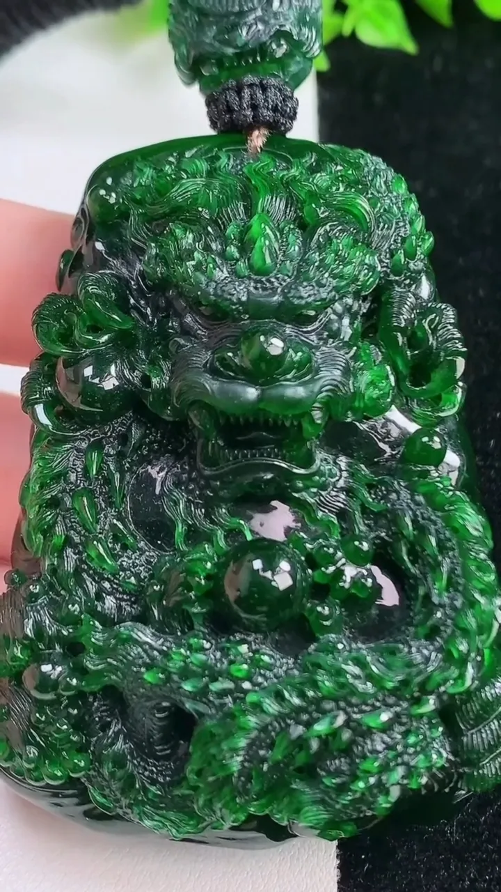 天然A货翡翠龙牌吊坠，尺寸68-48.6-16.7，重量:100.67g
1月17日