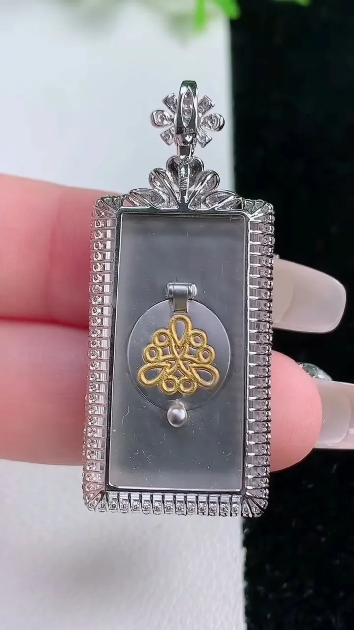 天然A货翡翠无事牌吊坠，尺寸43.4-18-6.6，裸石29.3-16.3重量:8.28g
1月17日