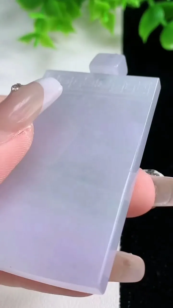 天然A货翡翠紫罗兰仿古无事牌吊坠，尺寸56.5-35.2-5.2，重量:35.59g
1月17日