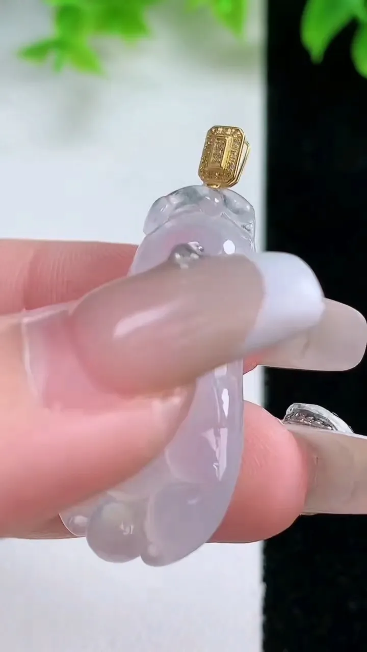 天然A货翡翠种白冰佛手瓜吊坠，尺寸34-17.4-6，重量:5.88g
1月17日