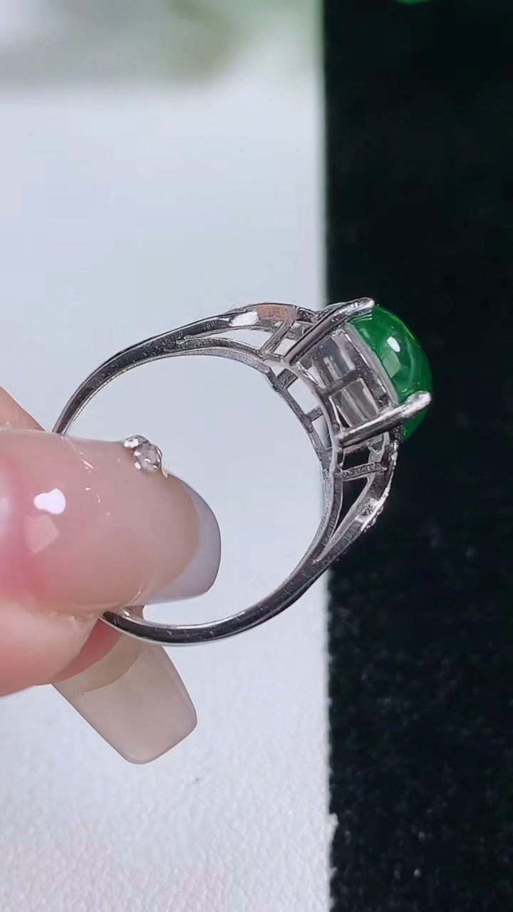 天然A货翡翠蛋面戒指，尺寸12.3-9.6-7.9，重量:2.35g2026年1月17日
工厂直销收藏佳品,种好水足，色泽均匀，有种有色，上手高大气！