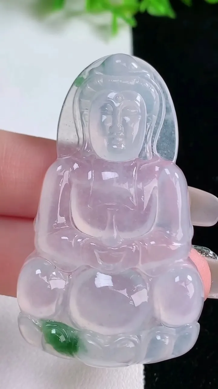 天然A货翡翠观音菩萨吊坠，尺寸57.2-33.6-3.9，重量:19.04g
1月17日
