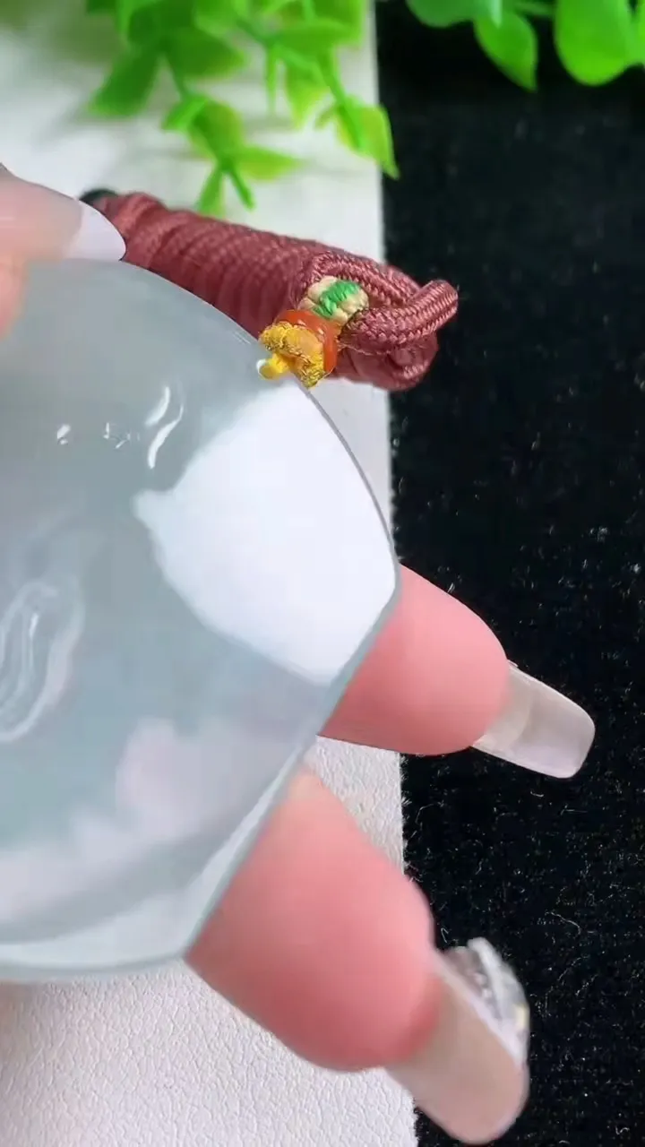 天然A货翡翠种飘花观音菩萨吊坠，尺寸53.5-44.4-5.4，重量:38.06g
1月17日