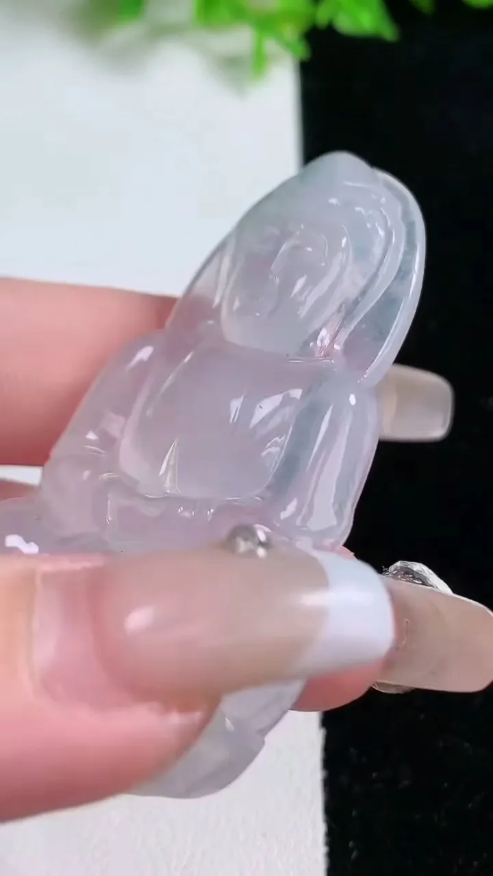 天然A货翡翠观音菩萨吊坠，尺寸57.2-33.6-3.9，重量:19.04g
1月17日