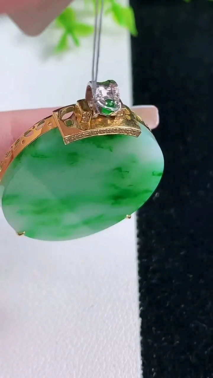 天然A货翡翠无事牌吊坠，尺寸31-5.2，重量:10.00g
1月17日