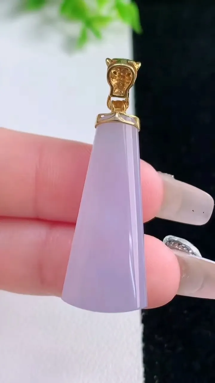 天然A货翡翠18K金紫罗兰无事牌吊坠，尺寸33.6-14-5.6，重量:6.46g
1月17日