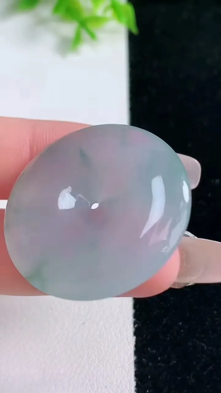 天然A货翡翠冰种飘花平安扣吊坠，尺寸32-5，重量:11.65g
1月17日