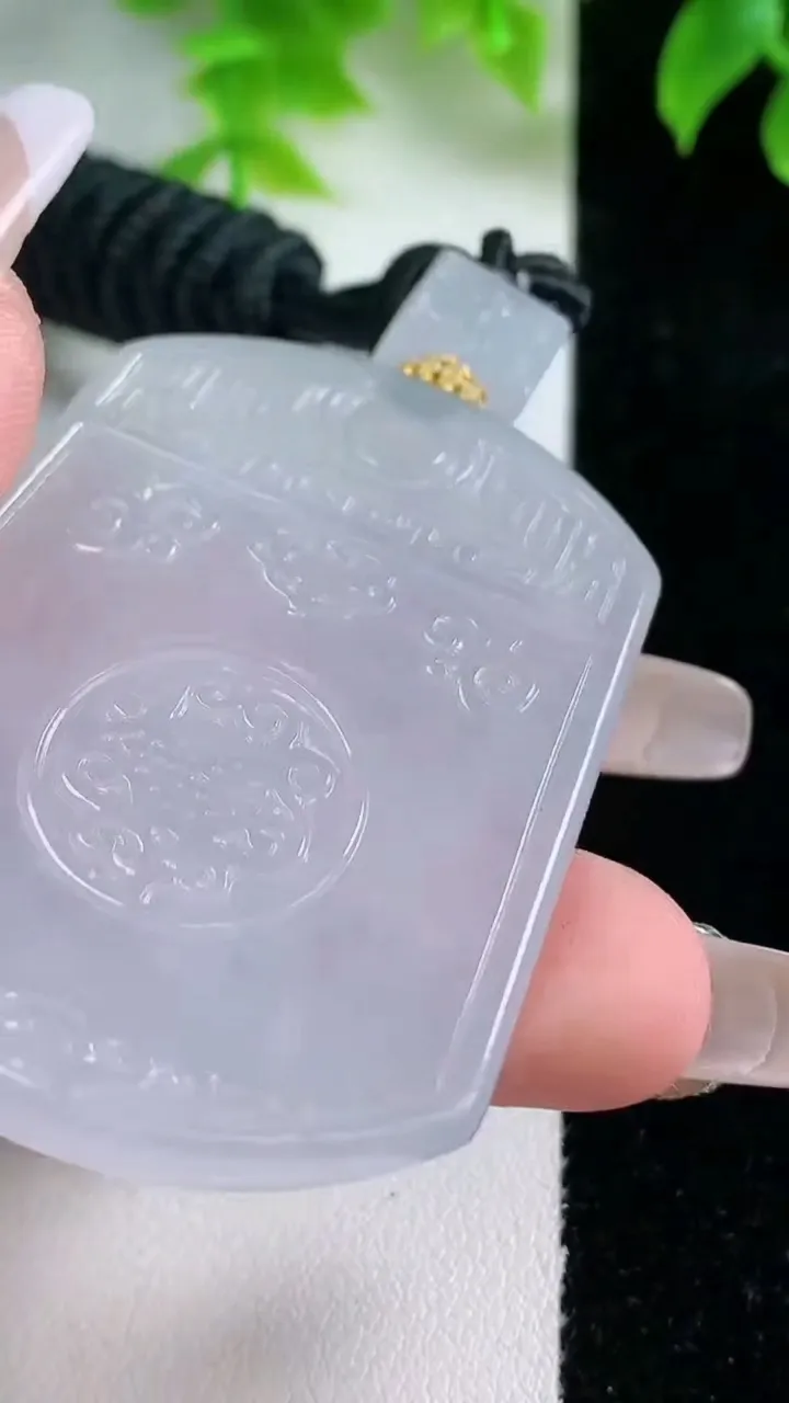 天然A货翡翠仿古无事牌吊坠，尺寸52-40.3-4.9，重量:34.28g
1月17日